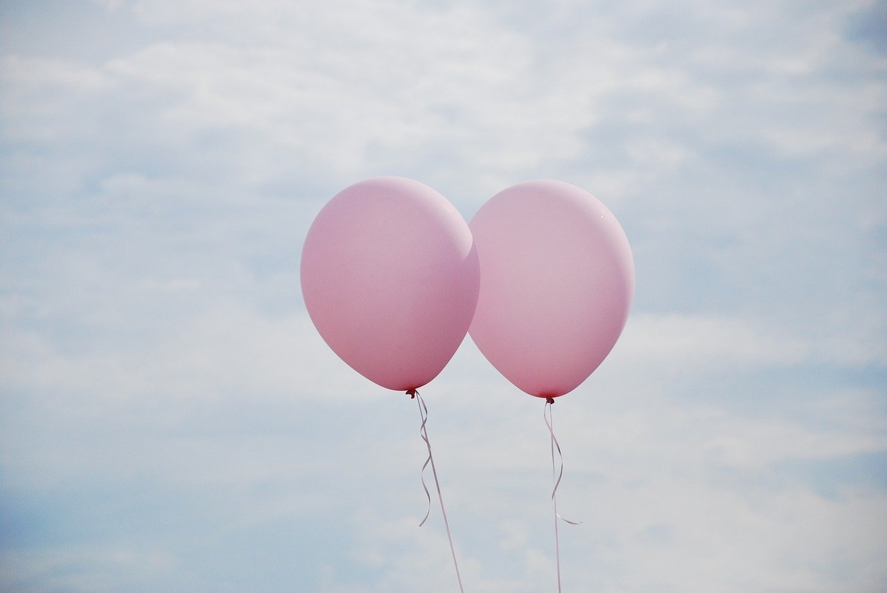 Loslaten beeld van ballonnen in de lucht